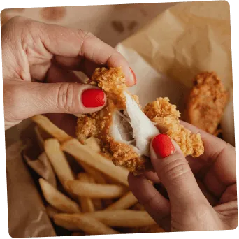 Equipo Santo Pollo con pollo frito y papas fritas